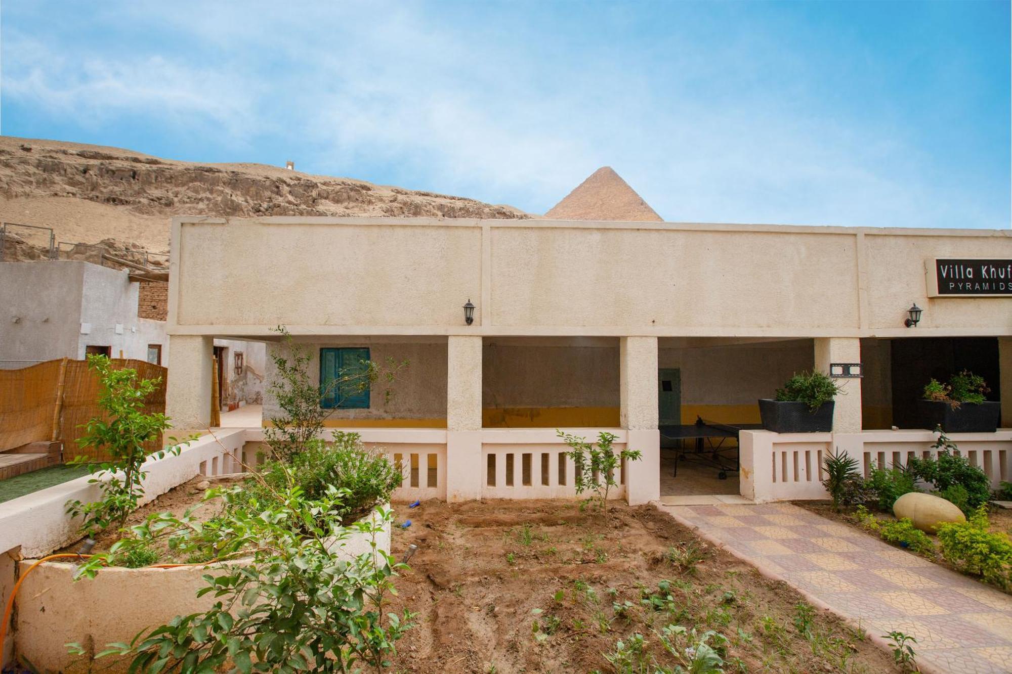 Khufu Pyramids Hotel *