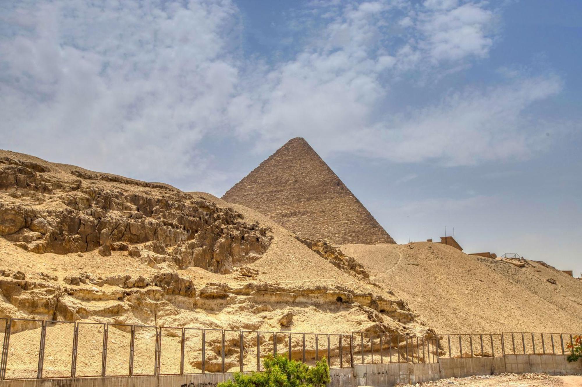 Hotel Khufu Pyramids *